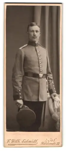 Fotografie F. Wilh. Schmidt, Kiel, Holstenstr. 22, Soldat in Uniform mit Schirmmütze und Bajonett