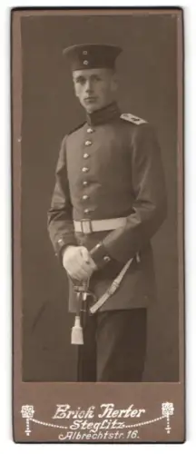 Fotografie Erich Herter, Steglitz, Albrechtstr. 16, Garde-Soldat in Uniform mit Krätzchen und Säbel