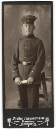 Fotografie Atelier Hasselmeier, Hamburg, Gr. Bäckerstr. 26, Soldat in Uniform mit Schirmmütze und Bajonett