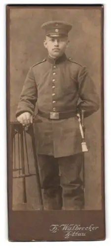 Fotografie Atelier Walbrecker, Zittau, Theodor Körner Allee, Soldat in Uniform mit Schirmmütze und Bajonett