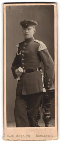 Fotografie Carl Hüseler, Schleswig, Spielmann vom Regiment Nr. 8 mit Schützenschnur 1. Stufe und Bajonett, 1908