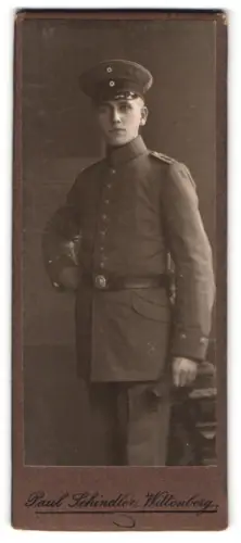 Fotografie Paul Schindler, Wittenberg, Soldat Kurt Löwe in Uniform mit Schirmmütze, 1917