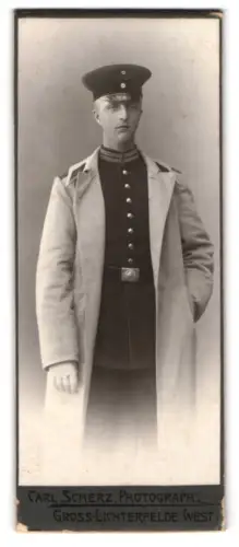 Fotografie Carl Scherz, Gross-Lichterfelde West, Garde-Soldat im Uniformmantel mit Schirmmütze