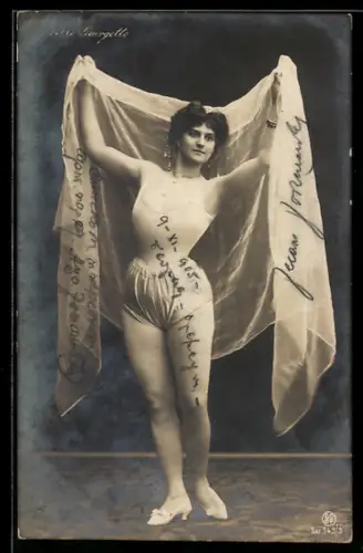 AK Belle Georgette, Tänzerin im freizügigen Dress hält einen Schleier hinter sich
