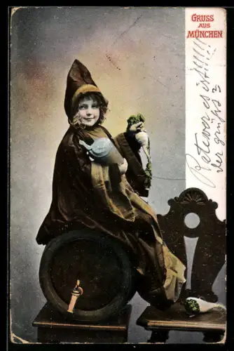 AK Münchner Kindl sitzt mit Bierkrug und Rübe auf einem Bierfass