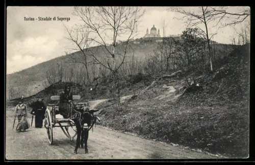 AK Torino, Stradale di Superga, con carrozza e collina sullo sfondo