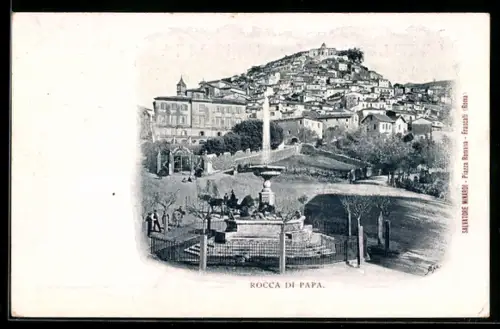 AK Rocca di Papa, Veduta panoramica della città con fontana centrale