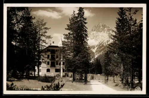 AK Cortina d`Ampezzo, Hotel Croda Rossa mit Berglandschaft im Hintergrund