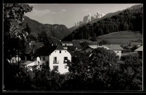 AK Gufidaun /Klausen, Vista del villaggio con montagne sullo sfondo