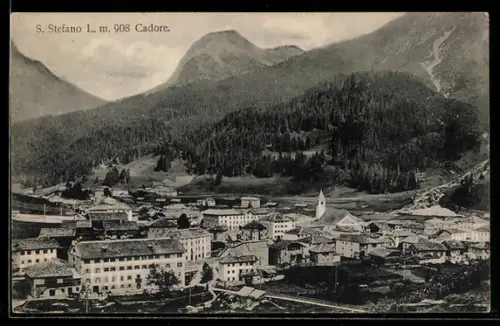 AK Santo Stefano di Cadore, Veduta panoramica del paese con montagne sullo sfondo