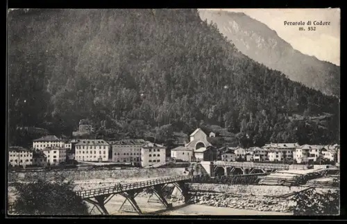 AK Perarolo di Cadore, Vista panoramica del paese con ponte e montagne sullo sfondo