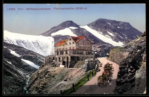 AK Ferdinandshöhe /Stilfserjochstrasse, Ferdinandshöhe con carrozze e montagne innevate