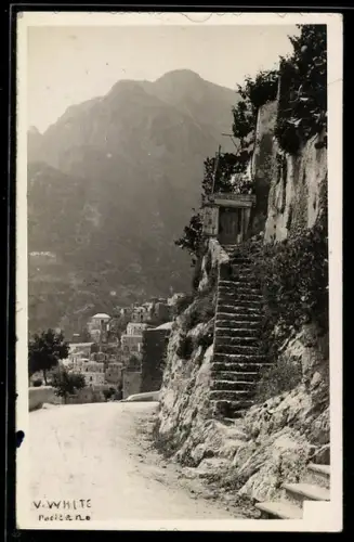 AK Positano, Strada con gradini e vista sul villaggio e montagne