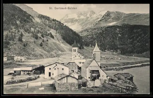 AK St. Gertraud-Sulden, Vista del villaggio con chiesa e montagne sullo sfondo