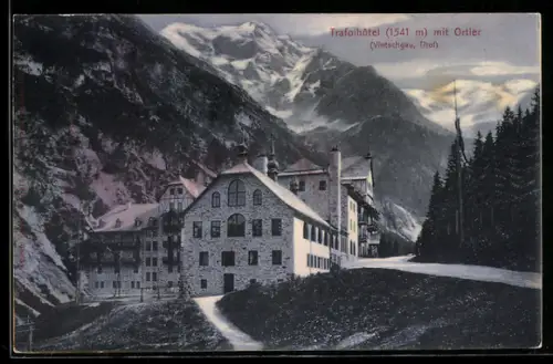AK Trafoi /Tirol, Trafoihotel mit Ortler im Hintergrund