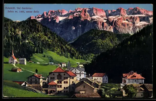 AK Selva in Val Gardena, Vista sulle montagne e il villaggio alpino