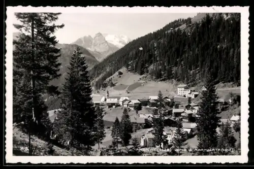 AK Andraz, Vista panoramica del villaggio e montagne sullo sfondo, verso la Marmolata