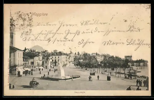 AK Pallanza /Lago Maggiore, Vista della piazza principale con monumento e persone passeggiando