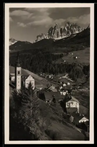 AK San Pietro /Dolomiti, Vista panoramica delle Dolomiti e del villaggio alpino