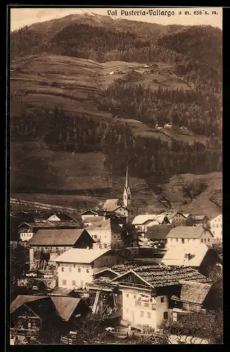 AK Val Pusteria /Vallarga, Vista del villaggio con chiesa e montagne sullo sfondo