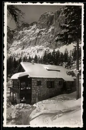 AK Cortina d`Ampezzo, Rifugio Ospitale innevato ai piedi delle montagne maestose