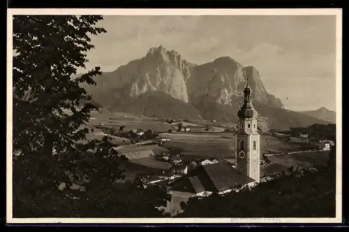 AK Kastelruth, Vista del paesaggio con chiesa e montagne sullo sfondo