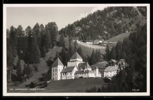 AK S. Cristina /Val Gardena, Vista del villaggio tra le montagne e foresta alpina