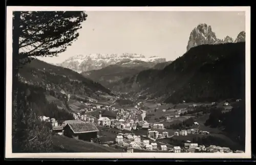 AK Ortisei /Val Gardena, Vista panoramica del paese circondato dalle Dolomiti