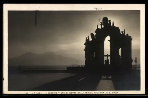 AK Napoli, Il Vesuvio visto di notte dall`antica Fontana di S. Lucia