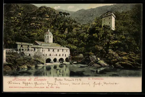 AK S. Fruttuoso /Riviera di Levante, Veduta dell`abbazia e torre in un paesaggio lussureggiante