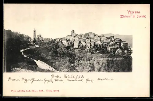 AK Vezzano, Vista panoramica del borgo su una collina