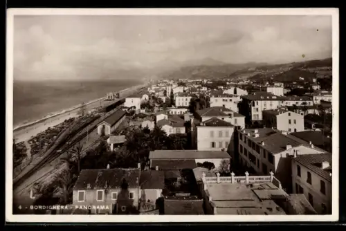 AK Bordighera, Panorama della città con vista sulla costa e sul mare