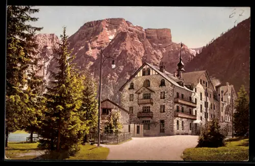 AK Pragsertal, Hotel Pragser Wildsee e montagne sullo sfondo