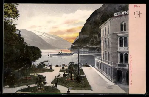 AK Riva, Vista lago con Hotel e barca al tramonto