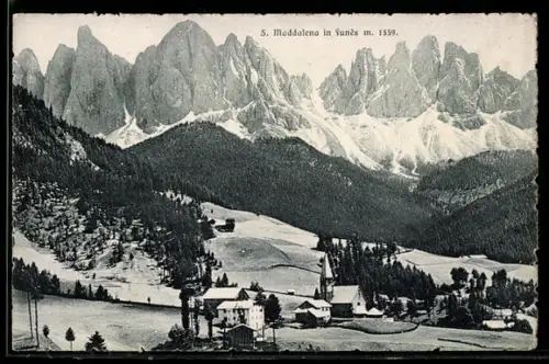 AK Santa Maddalena in Funès, Vista panoramica con chiesa e montagne sullo sfondo