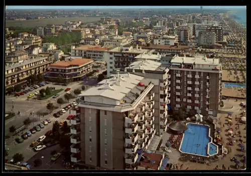 AK Jesolo Lido, Scorcio panoramico con piscina e spiaggia affollata