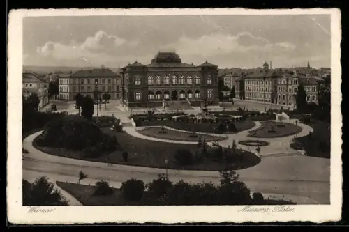 AK Weimar, Museums-Platz mit Denkmal