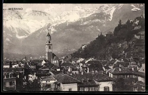 AK Merano, Vista panoramica con campanile e montagne innevate sullo sfondo