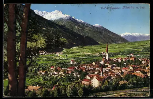 AK Silandro /Val di Venosta, Veduta panoramica del paese con montagne sullo sfondo