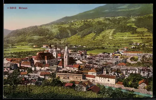 AK Brixen, Vista panoramica della città con chiesa e montagne sullo sfondo