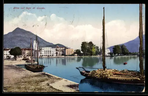 AK Riva /Lago di Garda, Veduta del porto con barche a vela e montagne sullo sfondo