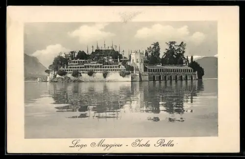 AK Isola Bella /Lago Maggiore, Veduta panoramica dell`isola e del palazzo riflessi nell`acqua