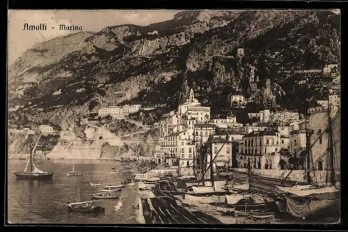AK Amalfi, Marina, Vista sulla costa con barche a vela e montagne sullo sfondo