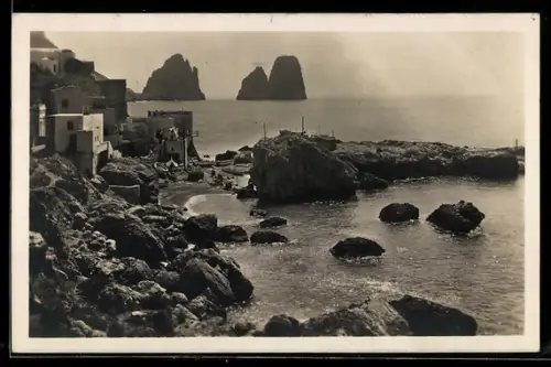 AK Capri, Marina Piccola e Faraglioni, suggestiva vista della costa rocciosa e delle formazioni marine