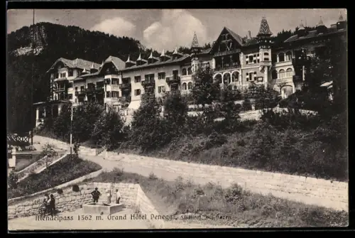 AK Mendelpass, Grand Hôtel Penegal, veduta del lussuoso edificio storico e del paesaggio alpino circostante