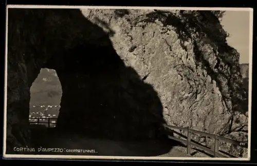 AK Cortina d`Ampezzo, Creppa Tunnel mit Durchblick zum Ort