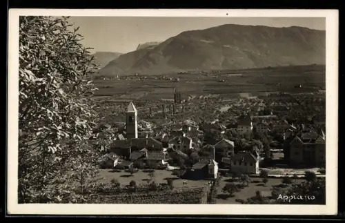 AK Appiano, Vista panoramica sul villaggio con montagne sullo sfondo