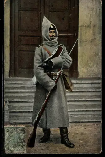 AK Russischer Infanterist in Uniformmantel mit Gewehr und Magazingürtel