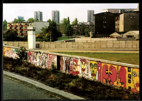 AK Berlin-Kreuzberg, Waldemarstrasse, Malerei an der Berliner Mauer von Thierry Noir und Kiddy Citny