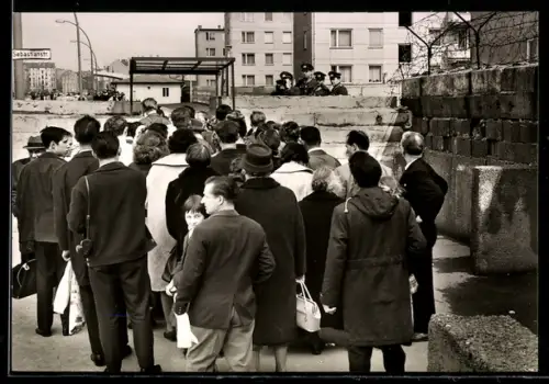 AK Berlin, Westdeutsche Besucher warten am Sektorenübergang Heinrich-Heine-Strasse auf ihre Abfertigung